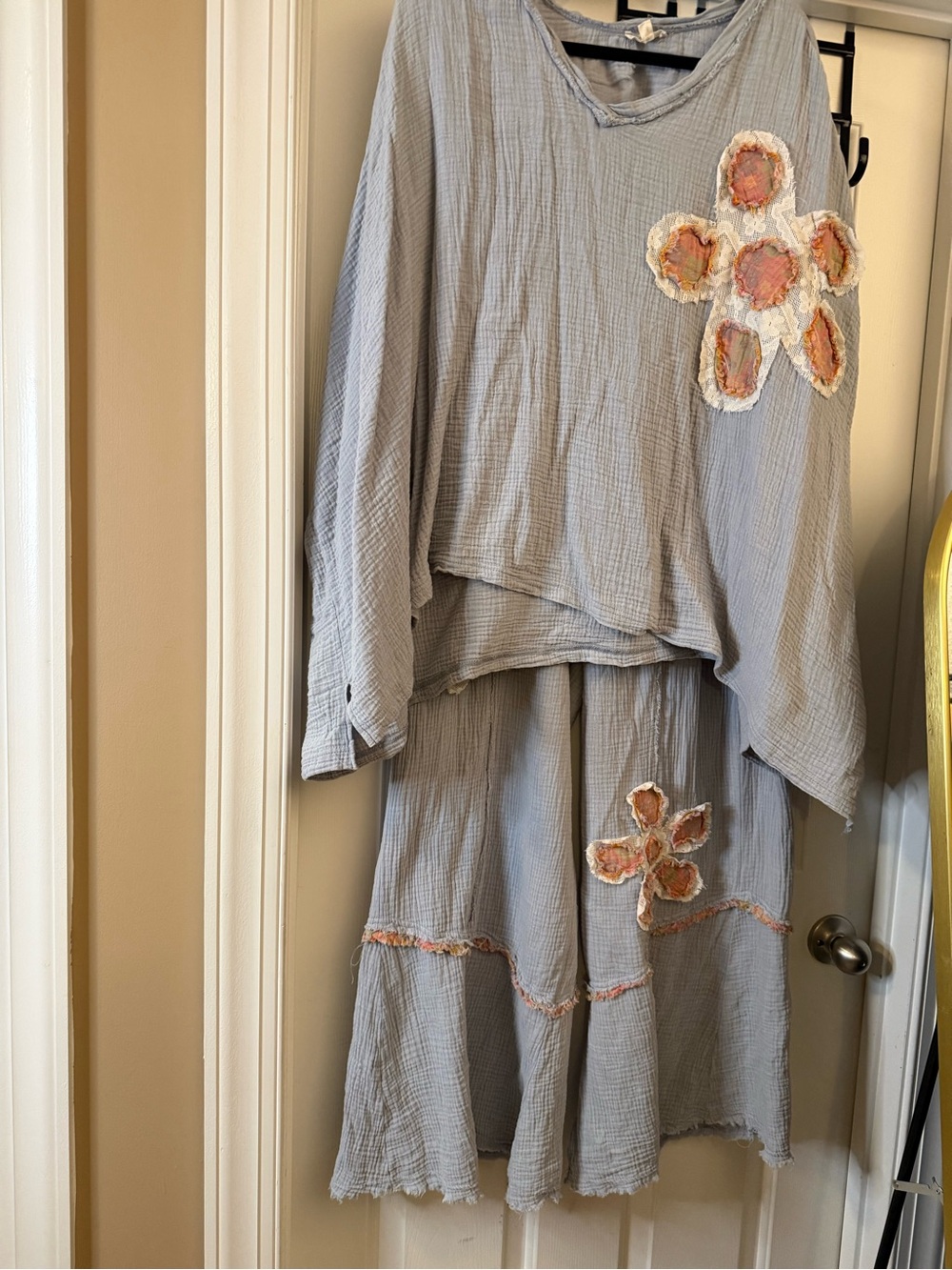 Relaxed Wide-Leg Pants & Top Set in Light Gray with Floral Appliqué